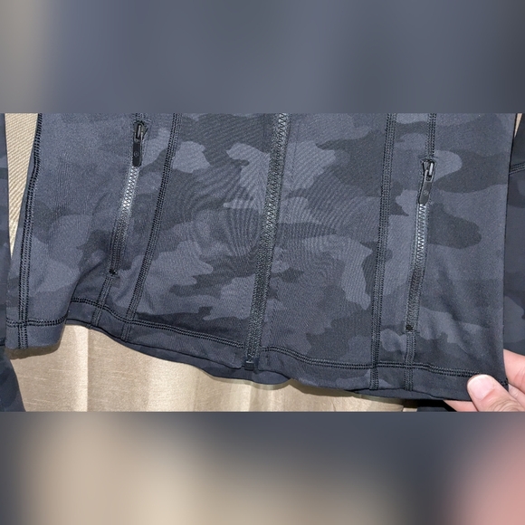 Women's Lululemon DEFINE jacket size 4. - Picture 6 of 11